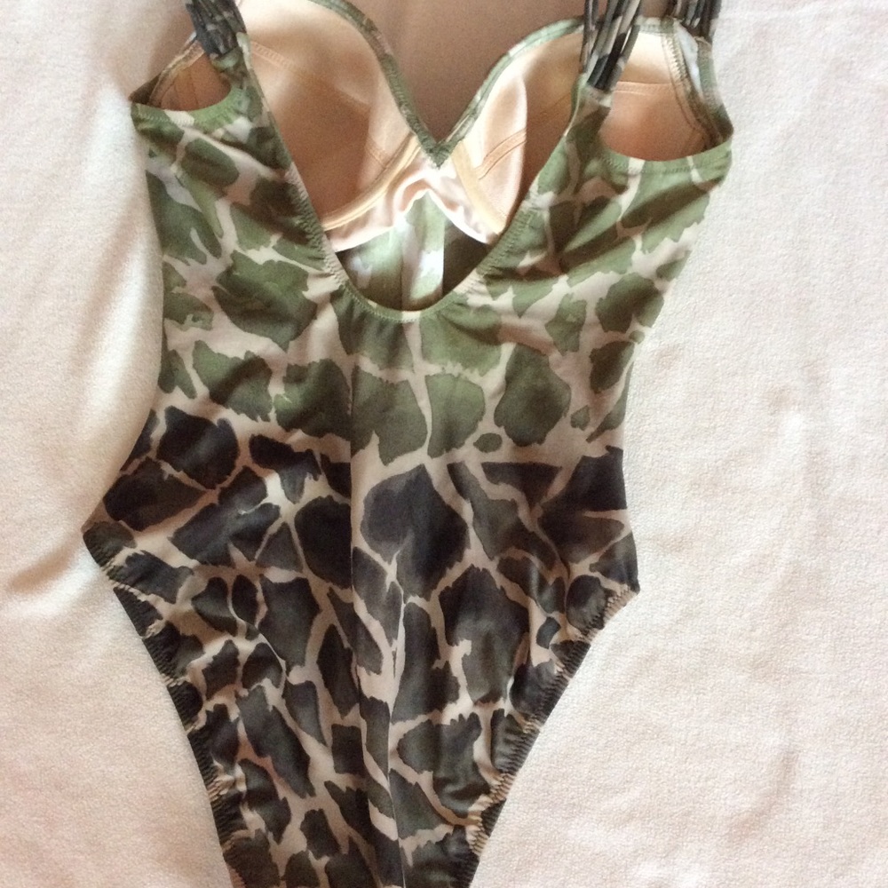 Swimsuit - Picture 3 of 4